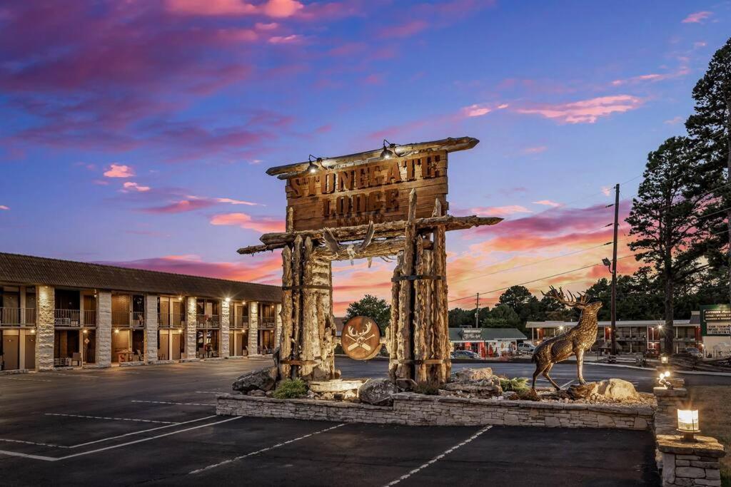 Stonegate Lodge 2 Queen Beds Wifi 50In Roku Tv Salt Water Pool Room #105 Eureka Springs Εξωτερικό φωτογραφία
