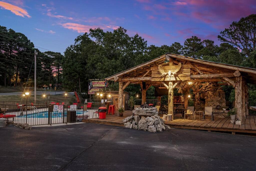 Stonegate Lodge 2 Queen Beds Wifi 50In Roku Tv Salt Water Pool Room #105 Eureka Springs Εξωτερικό φωτογραφία