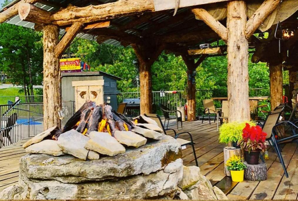 Stonegate Lodge 2 Queen Beds Wifi 50In Roku Tv Salt Water Pool Room #105 Eureka Springs Εξωτερικό φωτογραφία